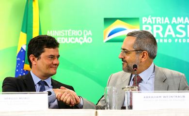  Os ministros da Justiça e Segurança Pública, Sergio Moro, e da Educação, Abraham Weintraub, durante o lançamento do   Programa Nacional de Cooperação Acadêmica (Procad) em Segurança Pública e Ciências Forenses