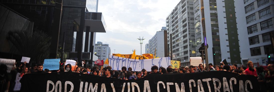 Manifestantes em São Paulo ocupam a Avenida Paulista.