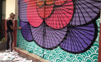 Artista substitui mensagens homofóbicas em posta de estabelecimento comercial no Rio
