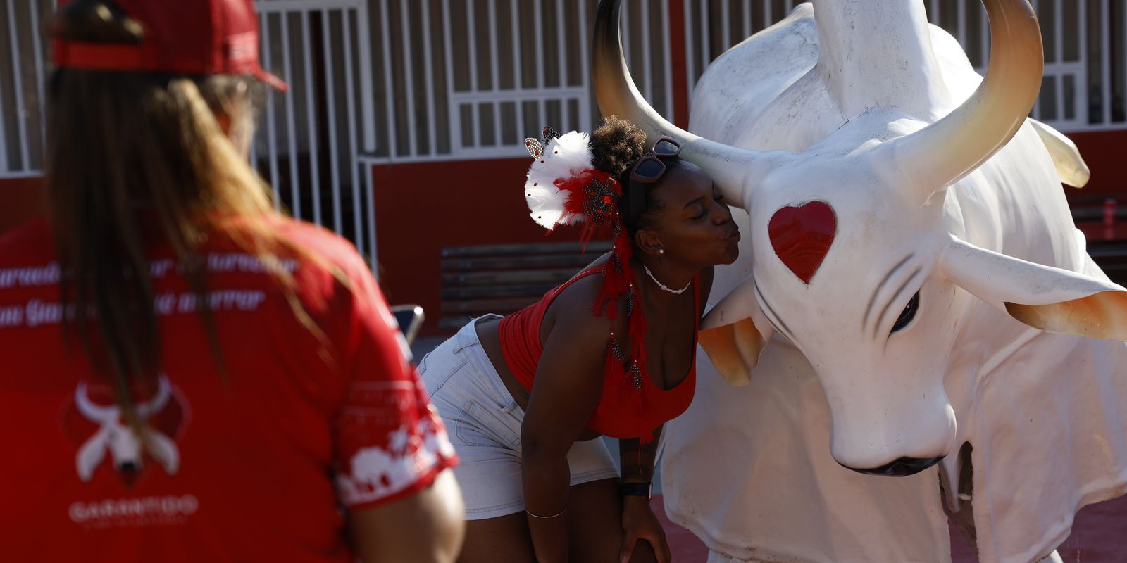 Festival de Parintins: Garantido e Caprichoso dão início à competição folclórica.