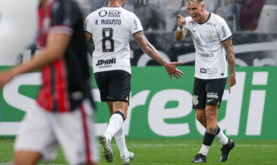 Com gols de Roger Guedes e Adson, Corinthians vence o Botafogo-SP