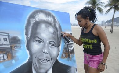 Rio de Janeiro -  A educadora Graciara da Silva, moradora da favela do Mandela, grafita quadro durante almoço pelo Dia das Mães nas areias da praia de Copacabana como forma protesto contra a insegurança nas comunidades onde vivem (Tomaz