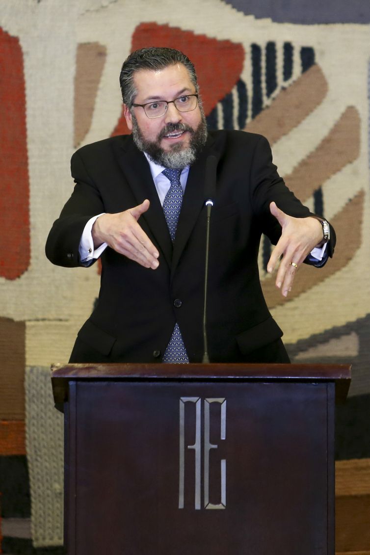 O novo ministro das Relações Exteriores, Ernesto Araújo, durante solenidade de transmissão de cargo, no Palácio Itamaraty.