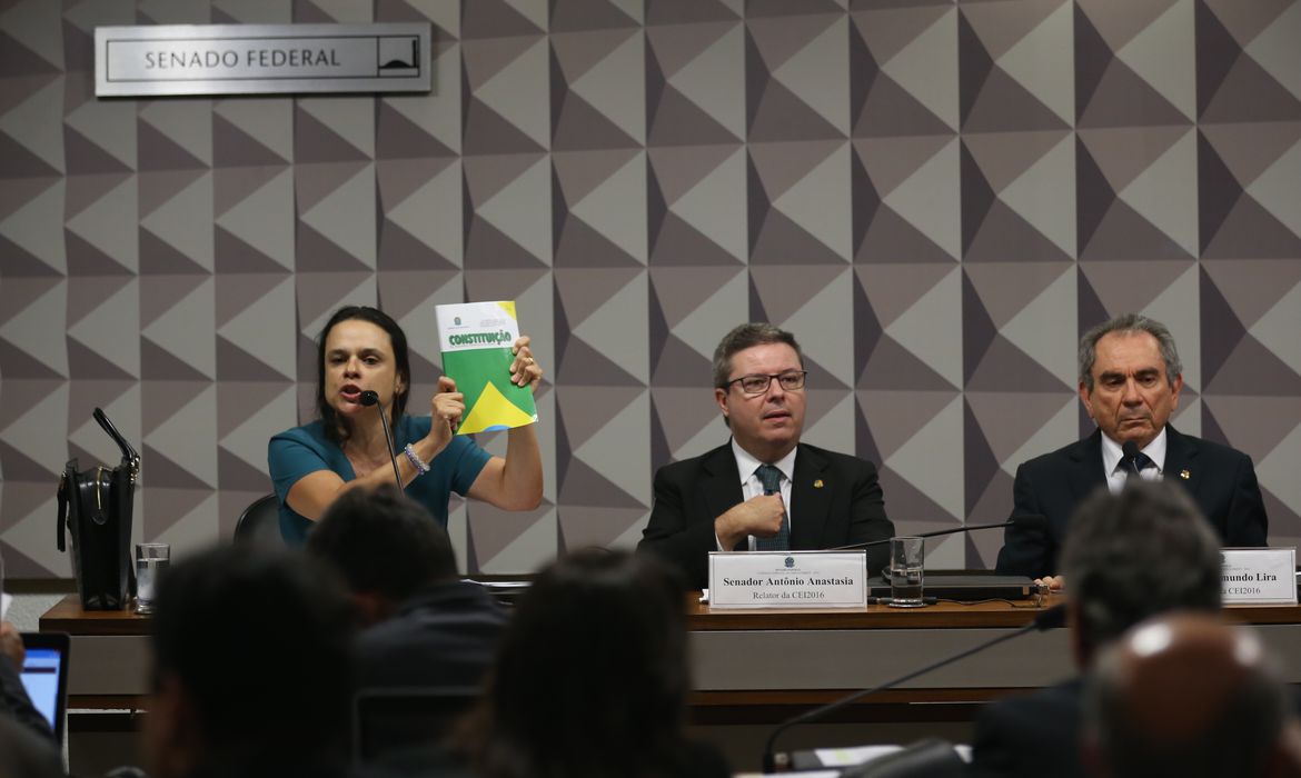 Brasília - Janaína Paschoal, um dos autores do pedido de afastamento da presidenta Dilma Rousseff, na Comissão Especial do Impeachment no Senado  (Fabio Rodrigues Pozzebom/Agência Brasil)
