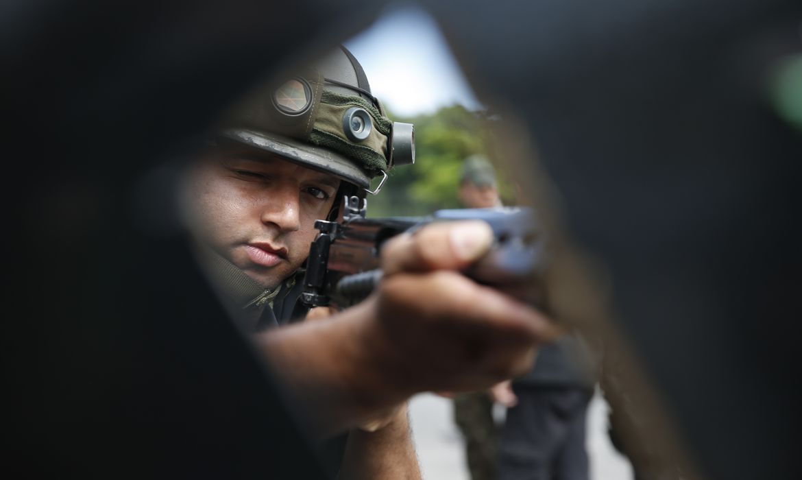 Rio de Janeiro - Estágio de aplicações táticas para instrutores da Polícia Militar  no Centro de Adestramento Leste, na Vila Militar (Tânia Rêgo/Agência Brasil)