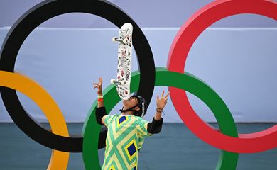 Paris 2024 Olympics - Skateboarding - Men's Park Final - La Concorde 4, Paris, France - August 07, 2024.
Augusto Akio of Brazil celebrates after his run. The Olympic Rings can be seen. REUTERS/Angelika Warmuth