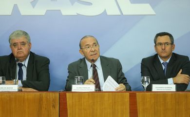 Os ministros  da Secretaria de Governo, Carlos Marun, da Casa Civil, Eliseu Padilha e da Fazenda, Eduardo Guardia, falam sobre acordo celebrado com representantes do movimento dos caminhoneiros.