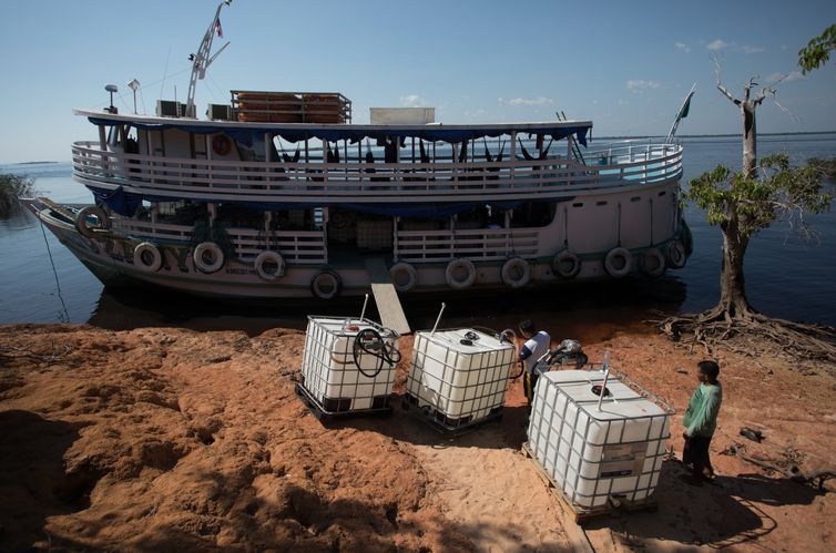 Divulgação/Fundação Amazonas Sustentável capacitação de ribeirinhos, em comunidades da Amazônia, para armazenar corretamente combustível na região. Na região usa-se muito a gasolina para geradores de energia. esse combustível, muitas vezes é armazenado de maneira incorreta e perigosa