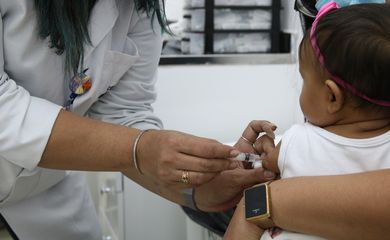 Bebês recebem as vacinas do calendário básico de vacinação do SUS na Unidade Básica de Saúde - UBS Brás.