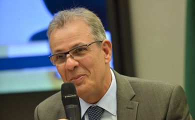  O ministro de Minas e Energia, Bento Albuquerque, participa de audiência pública promovida pela Comissão de Minas e Energia, que debate, o plano do governo para o desenvolvimento do setor de energia no Brasil.