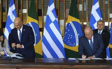 Assinatura de Acordo de Cooperaçao entre o Brasil e Grécia,E/D.Nikolaos Dendias,Mauro Vieira.