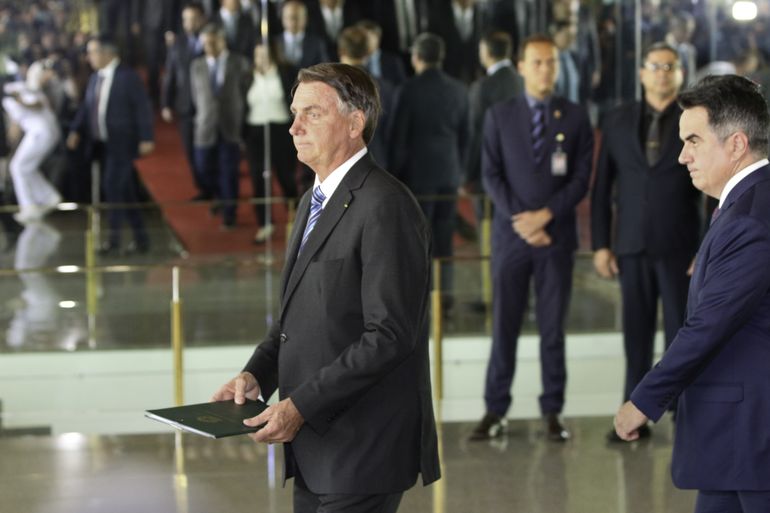 O presidente Jair Bolsonaro, fala à imprensa no Palácio da Alvorada