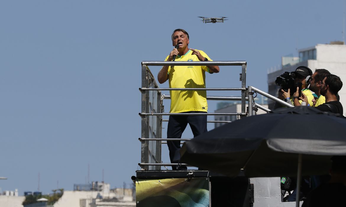 Rio de Janeiro (RJ) 21/04/2024 – O ex-presidente Jair Bolsonaro reúne apoiadores em manifestação política na orla de Copacabana. Foto: Fernando Frazão/Agência Brasil
