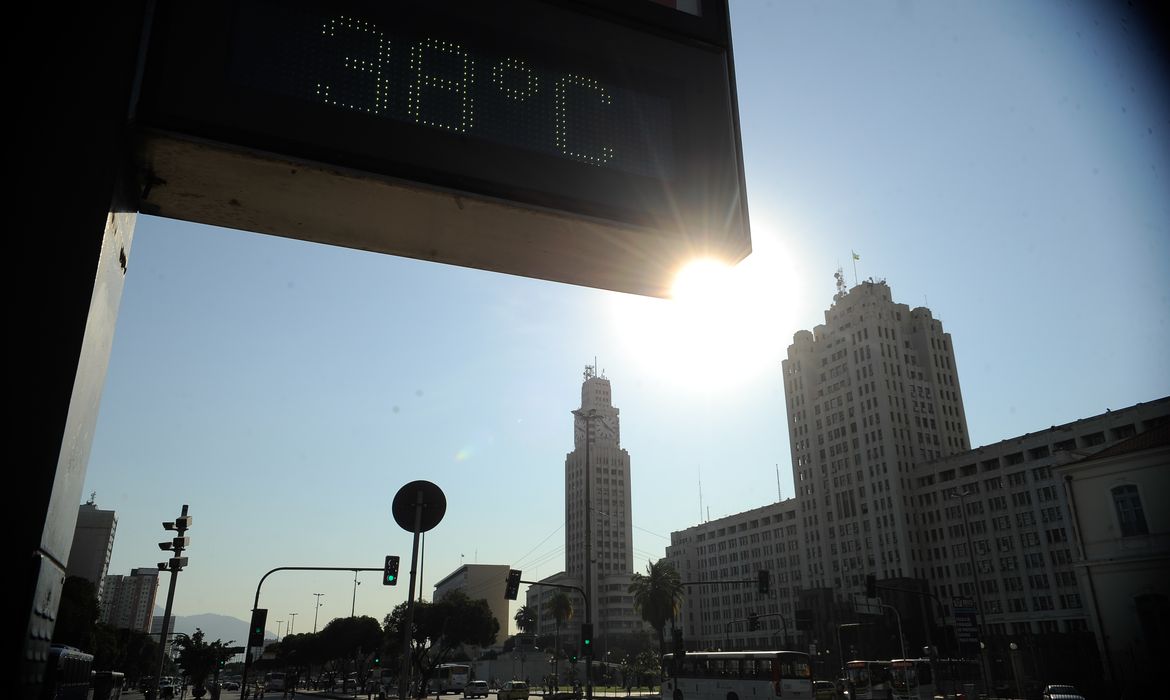 Termômetros registram temperatura alta na região da Central do Brasil durante onda de calor que atinge a cidade do Rio de Janeiro nos últimos dias de inverno. (Fernando Frazão/Agência Brasil)