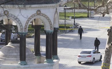 Policiais turcos isolam centro de Istambul, próximo à Mesquita Azul, após uma explosão (Tolga Bozoglu/EPA/Agência Lusa)