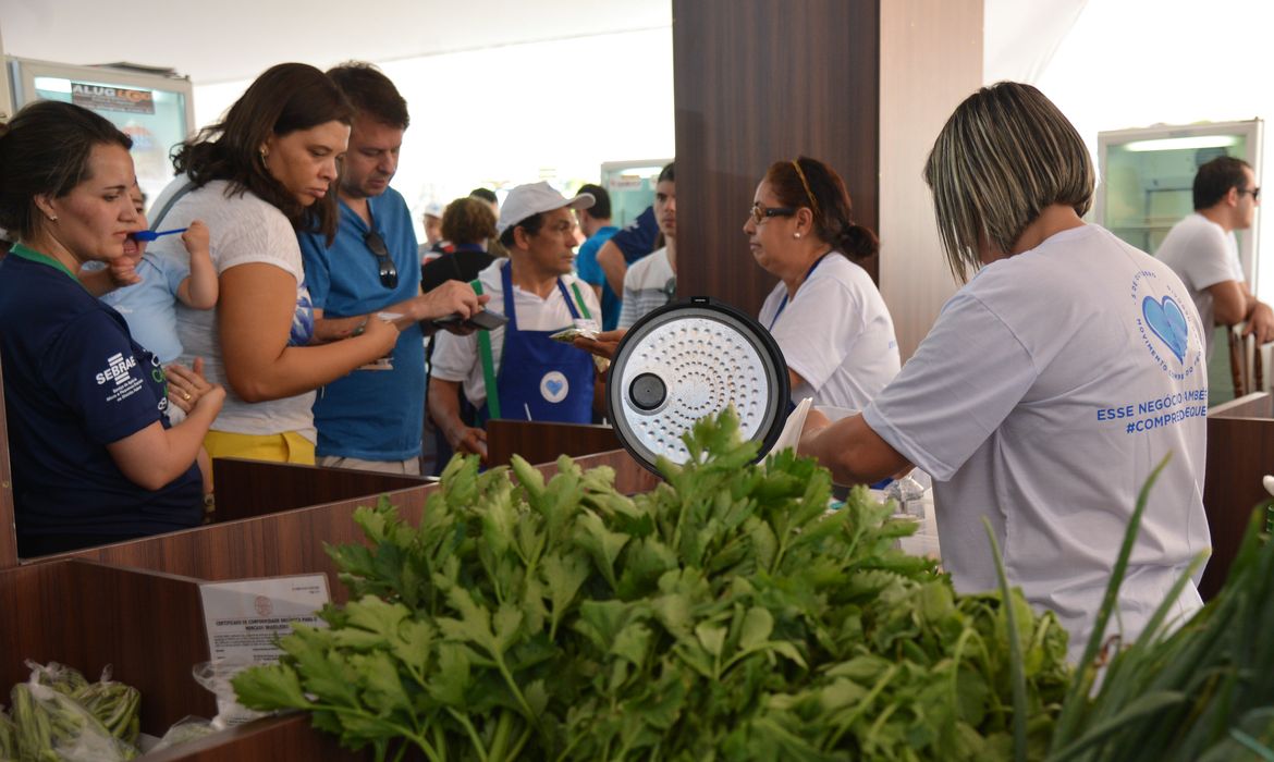 Brasília - Sebrae promove a campanha: Compre do Pequeno Negócio, durante o Mercado do Produtor Rural (José Cruz/Agência Brasil)