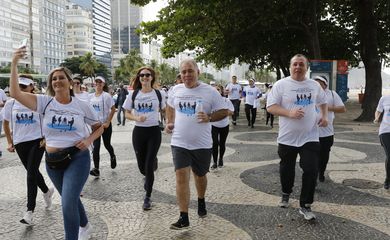 O ministro da Saúde, Marcelo Queiroga, lança ação de incentivo da atividade física para a atenção primária à saúde, em caminhada no Leme.