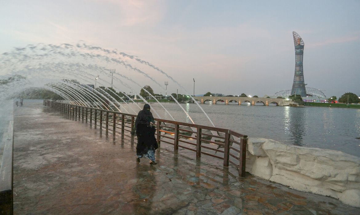 A woman walks past fountains at Aspire Park in Doha, Qatar July 14, 2018. Picture taken July 14, 2018. REUTERS/Ibraheem al Omari