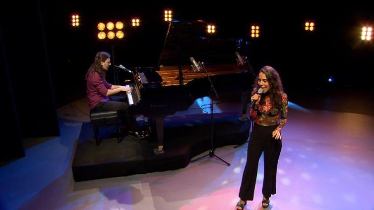 Cantora Clara Gurjão se apresenta ao lado do pianista Danilo Andrade