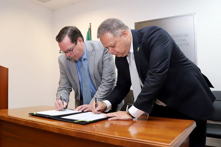 Assinatura de termo do CNJ com Arpen para Justiça Presente. Secretário-Geral do CNJ, Dr. Carlos Vieira von Adamek, Presidente da Arpen, Arion Toledo Cavalheiro Junior. FOTO: Luiz Silveira/Agência CNJ