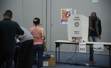 Eleitores do Rio de Janeiro votam no maior colégio eleitoral da capital, Expo Mag, na Cidade Nova, região central da cidade