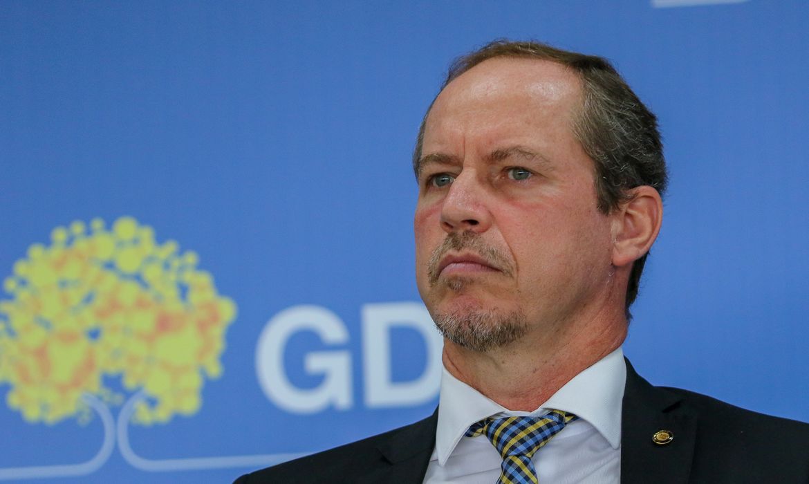 Brasília, DF 04/01/2024 O ministro interino da Justiça e Segurança Pública, Ricardo Cappelli, assina protocolo de segurança para o dia 8 de janeiro, que marca o primeiro ano dos atos antidemocráticos e ataques às sedes dos Três Poderes. Foram entregues 20 viaturas, armamentos, drones, cartuchos e demais equipamentos para o fortalecimento da segurança pública do DF. Foto: Fabio Rodrigues-Pozzebom/ Agência Brasil