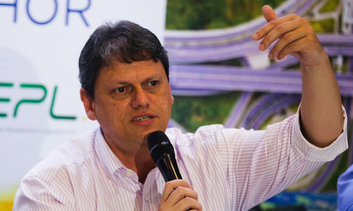 O ministro da Infraestrutura, Tarcísio Gomes de Freitas, fala durante reunião sobre concessões das principais rodovias estaduais e federais que cortam o Estado do Rio de Janeiro