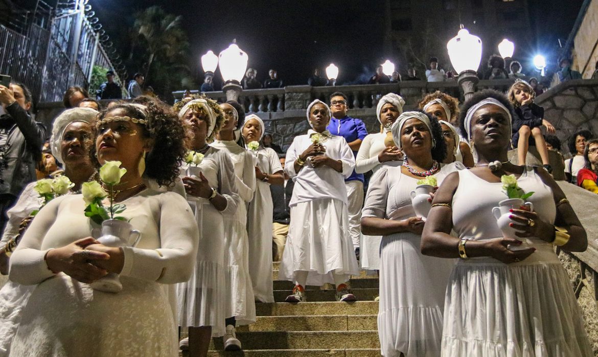 São Paulo (SP), 13/05/2025 - Lavagem da Rua 13 de Maio é um ato cultural, político e espiritual realizado anualmente pelo grupo Ilú Obá De Min.
O evento denuncia a chamada “falsa abolição” da escravidão e celebra a resistência e a cultura afro-brasileira. Mulheres negras lavam simbolicamente a rua com flores, água de cheiro e toques de tambor, reafirmando a luta antirracista e a presença negra nos espaços públicos.
Foto: Cadu Pinotti/Agência Brasil
