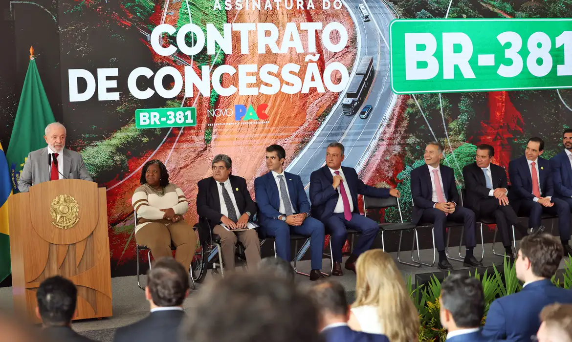 Brasília (DF), 22/01/2025 - O presidente da República Luiz Inácio Lula da Silva participa, no Palácio do Planalto, da cerimônia de assinatura do contrato de concessão de um trecho da BR-381, em Minas Gerais. Foto: José Cruz/Agência Brasil