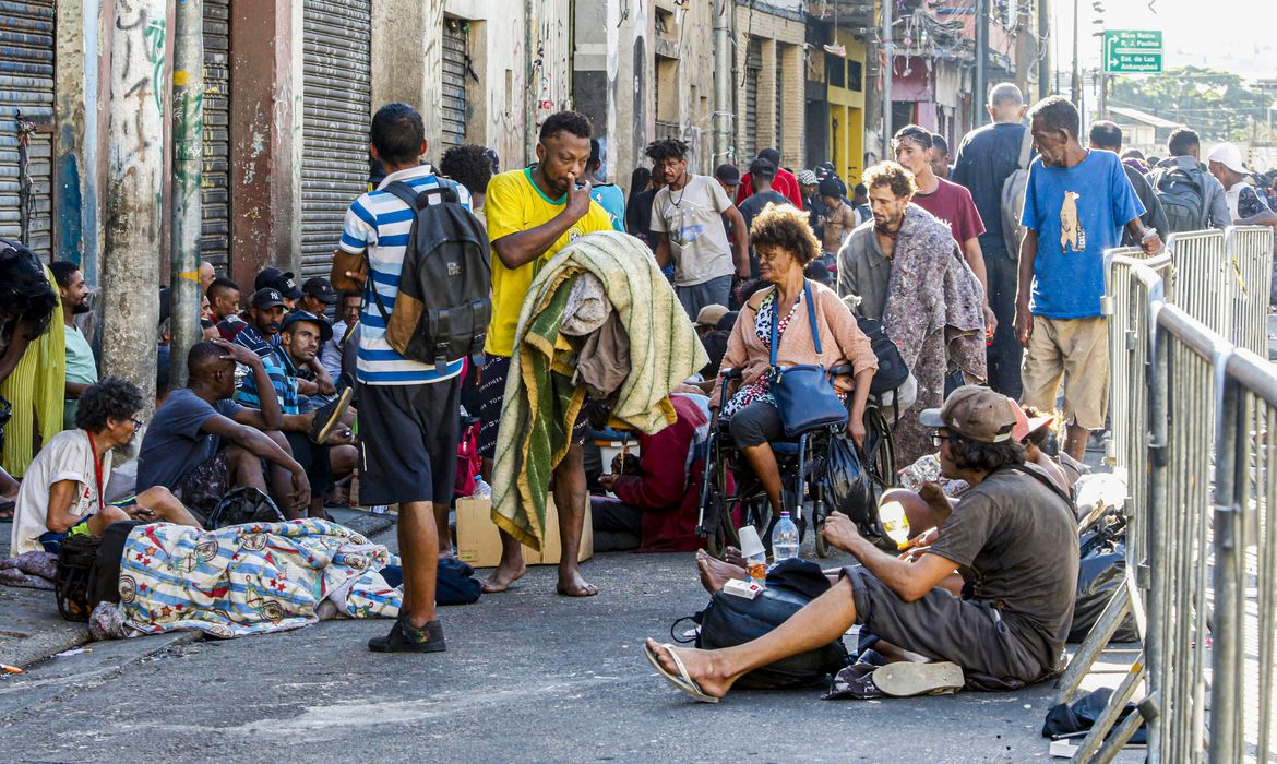 Paulo Pinto/Agência Brasil São Paulo (SP), 24/06/2024 - Prefeitura e governo instalam grades na Cracolândia e delimitam espaço de usuários de drogas. Gradil foi colocado na Rua dos Protestantes na terça-feira (18). Um dos objetivos das gestões é liberar parte da via para o trânsito de carros de segurança e de saúde.
Foto: Paulo Pinto/Agência Brasil