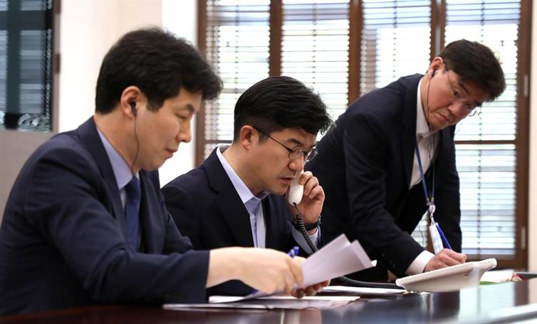 Linha telefônica estabelece comunicação entre os governos da Coreia do Sul e da Coreia do Norte