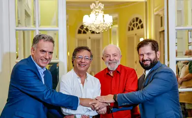 Presidente da República, Luiz Inácio Lula da Silva, é recepcionado pelo novo Presidente da República Oriental do Uruguai, Yamandú Orsi, o Presidente da República do Chile, Gabriel Boric, e o Presidente da República da Colômbia, Gustavo Petro. Montevidéu - Uruguai. 

Foto: Ricardo Stuckert / PR
