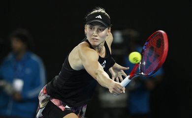 Elena Rybakina rebate jogada na disputa contra Victoria Azarenka
