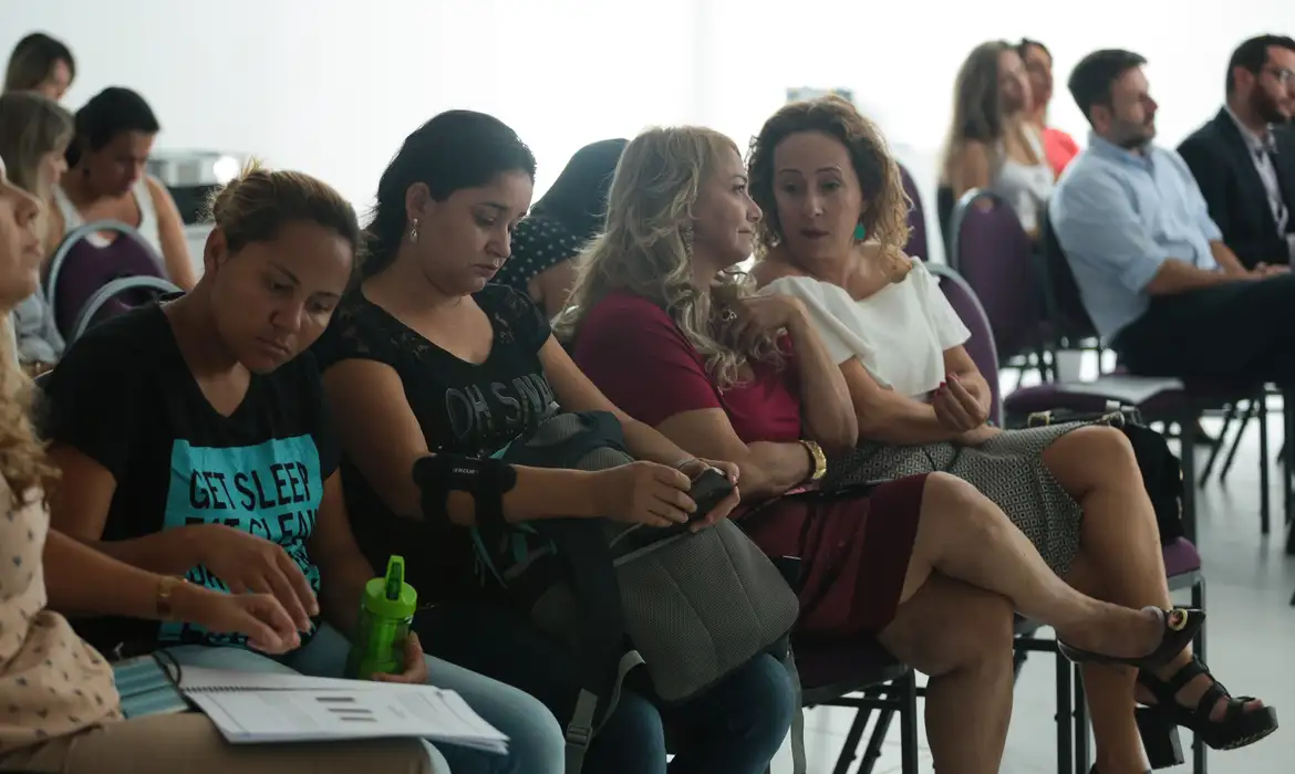 Brasília – A economista do Dieese Adalgiza Amaral, apresenta os resultados da Pesquisa de Emprego e Desemprego no Distrito Federal referentes à mulher no mercado de trabalho (José Cruz/Agência Brasil)