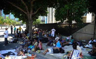 Rio de Janeiro - Um grupo de cerca de 150 pessoas está acampado em frente à prefeitura do Rio, na Cidade Nova, centro. No grupo  há muitas crianças e bebês de colo e todos dormiram em colchões ou no próprio gramado.