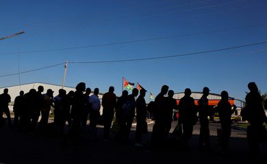 Trabalhadores palestinos aguardam na passagem de Erez, no norte da Faixa de Gaza, para cruzar em direção a Israel. REUTERS/Mohammed Salem