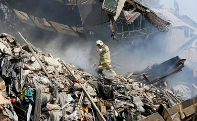 Após incêndio, prédio desaba em Teerã - Foto/Divulgação AFP