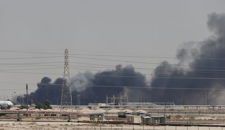 A fumaça é vista após um incêndio nas instalações da Aramco, na cidade oriental de Abqaiq
