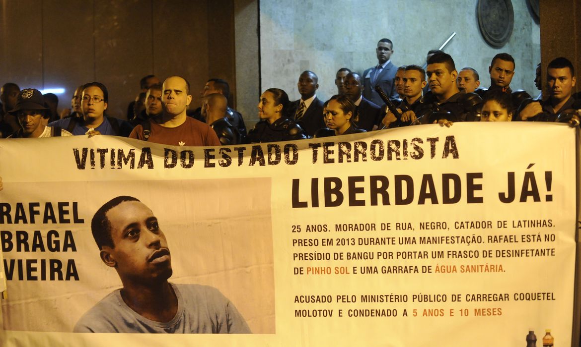Protesto no Tribunal de Justiça do Rio de Janeiro pela garantia dos direitos legais de 23 ativistas acusados de participar de atos violentos em manifestações no cidade (Fernando Frazão/Agência Brasil)