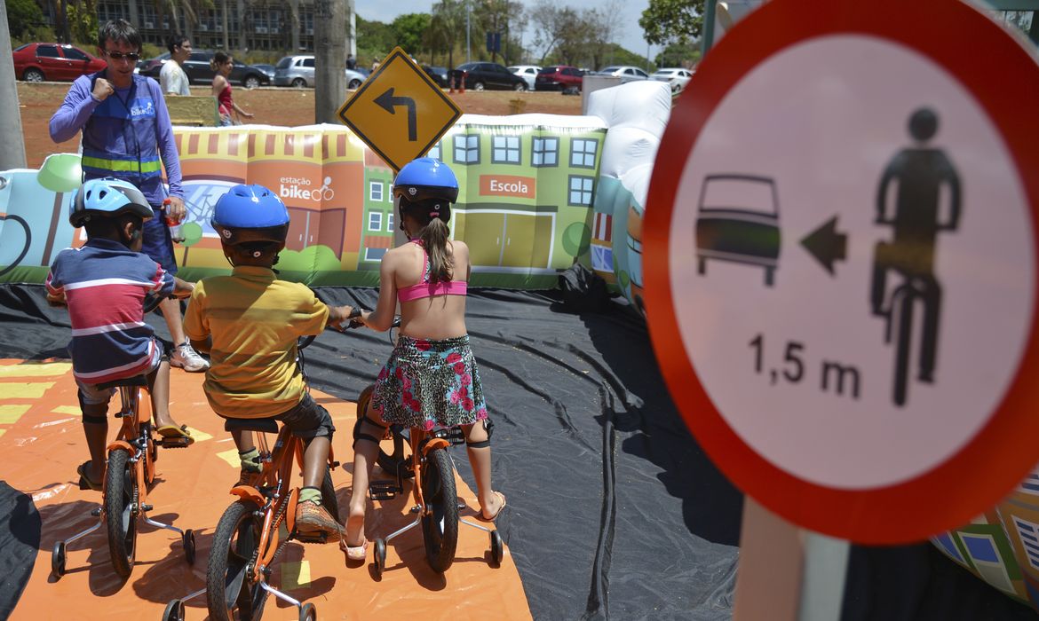 Brasília - Crianças fazem escolinha de transito usando bicicletas no Parque da Cidade(Fabio Rodrigues Pozzebom/Agência Brasil)