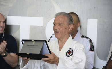 Rio de Janeiro - O ministro do Esporte, Leonardo Picciani, entrega homenagem ao professor Robson Gracie, um dos pioneiros do  jiu-jitsu no Brasil (Tomaz Silva/Agência Brasil)