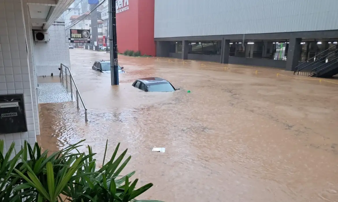 Chuvas em SC deixam quatro cidades em emergência. Na foto, Itajaí é uma das mais atingidas.