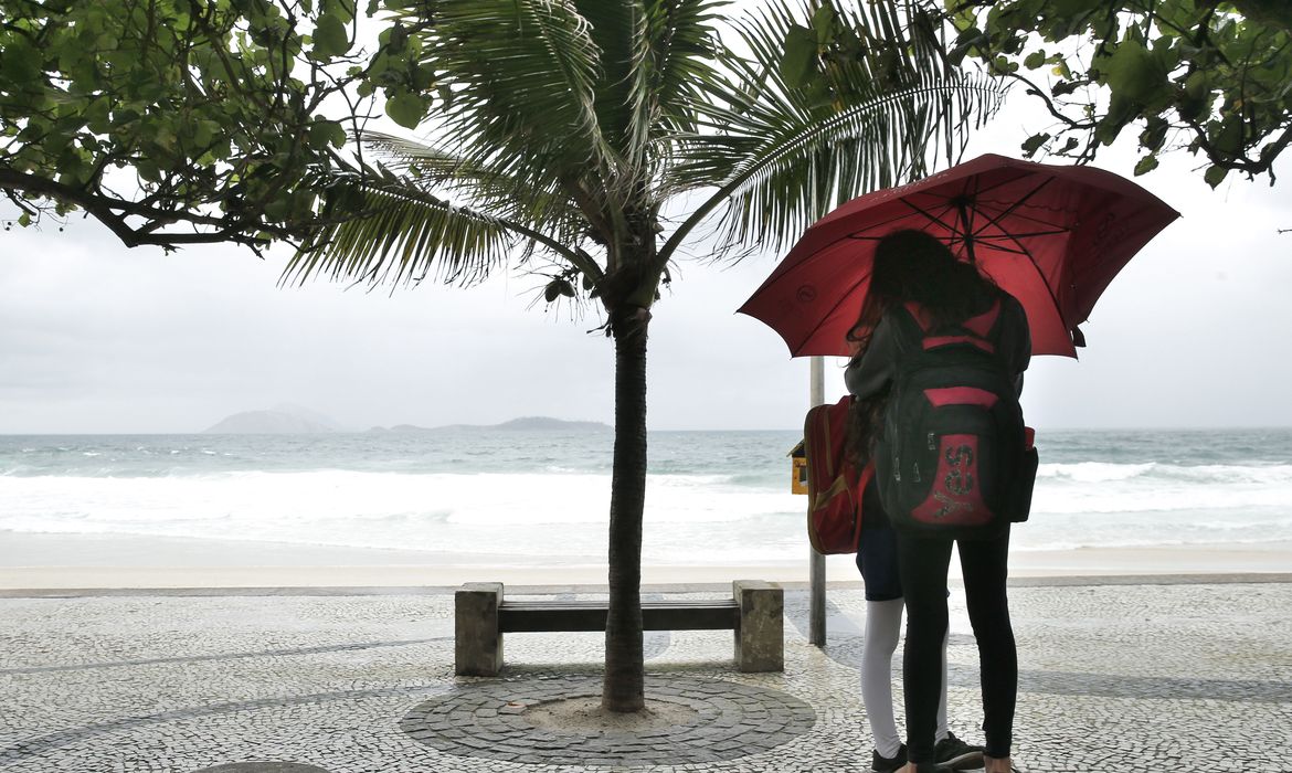 Frente fria chega ao Rio trazendo ressaca, chuva e baixas temperaturas. 