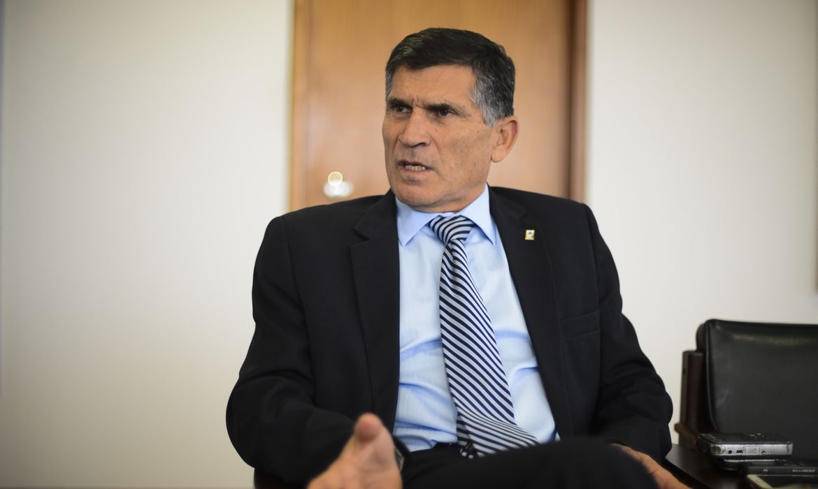 O general, Carlos Alberto dos Santos Cruz, ministro da secretaria de governo, concede entrevista à Agência Brasil