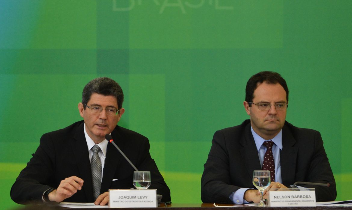 Os ministros da Fazenda, Joaquim Levy; e  do Planejamento, Nelson Barbosa; anunciam cortes no Orçamento durante coletiva (Valter Campanato/Agência Brasil)