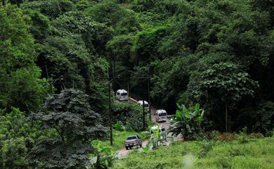 Ambulâncias levam meninos resgatados em caverna