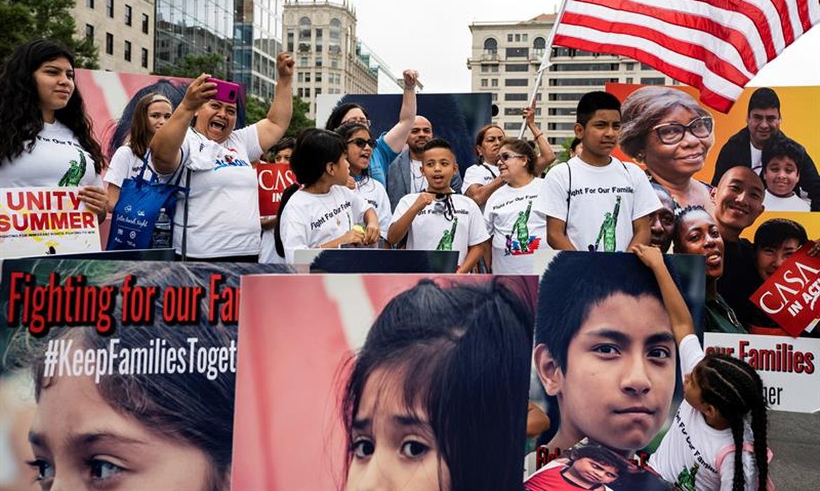 Manifestantes protestam em Washington contra a política migratória do presidente Donald Trump de separar famílias de imigrantes. No mesmo dia, Justiça deu 30 dias para o governo devolver centenas de menores separados das famílias.