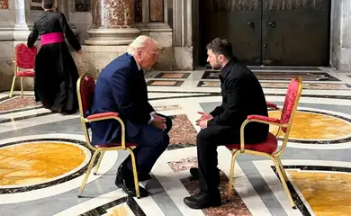 O presidente da Ucrânia, Zelenskiy, encontra-se com o presidente dos EUA, Trump, no Vaticano
Serviço de Imprensa Presidencial Ucraniano/Divulgação via REUTERS
