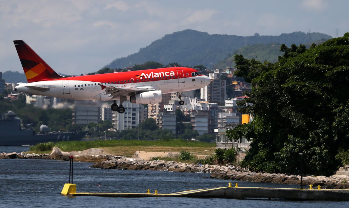 Um avião da Avianca sobrevoa a Baía de Guanabara enquanto se prepara para aterrissar no aeroporto Santos Dumont, no Rio de Janeiro