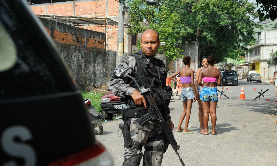 Rio de Janeiro - Polícia Militar ocupa Vila Kennedy, na zona oeste da cidade, para implantação de mais uma Unidade de Polícia Pacificadora(UPP).